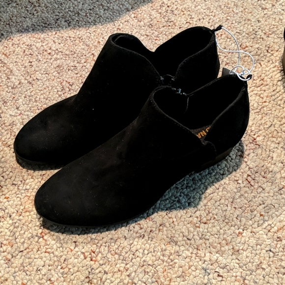 Old Navy black suede material heel boot - Picture 1 of 3